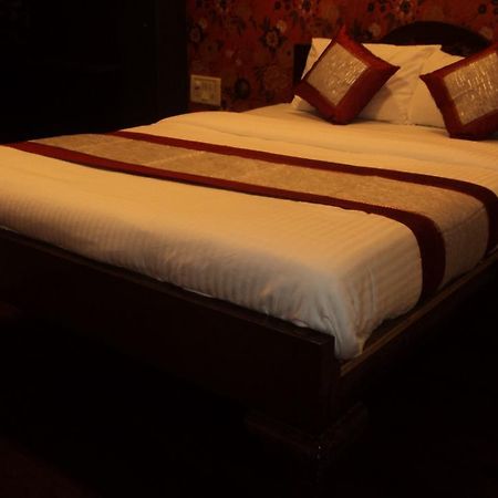 Benazeer Hotel Mumbai Exterior photo