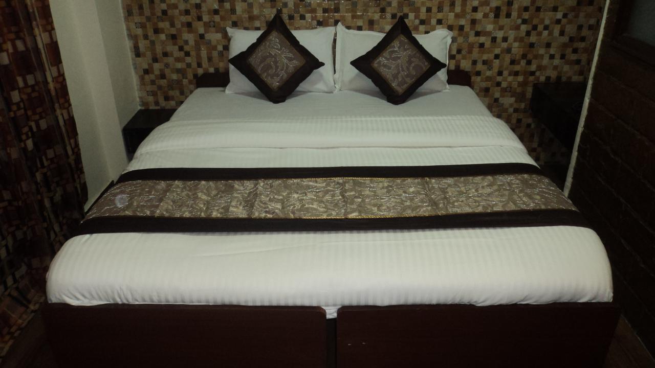Benazeer Hotel Mumbai Exterior photo