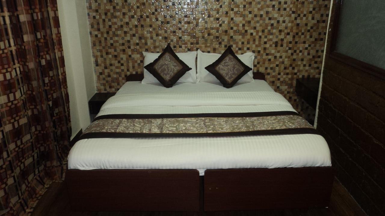 Benazeer Hotel Mumbai Exterior photo