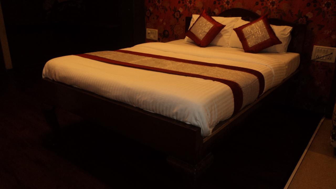 Benazeer Hotel Mumbai Exterior photo