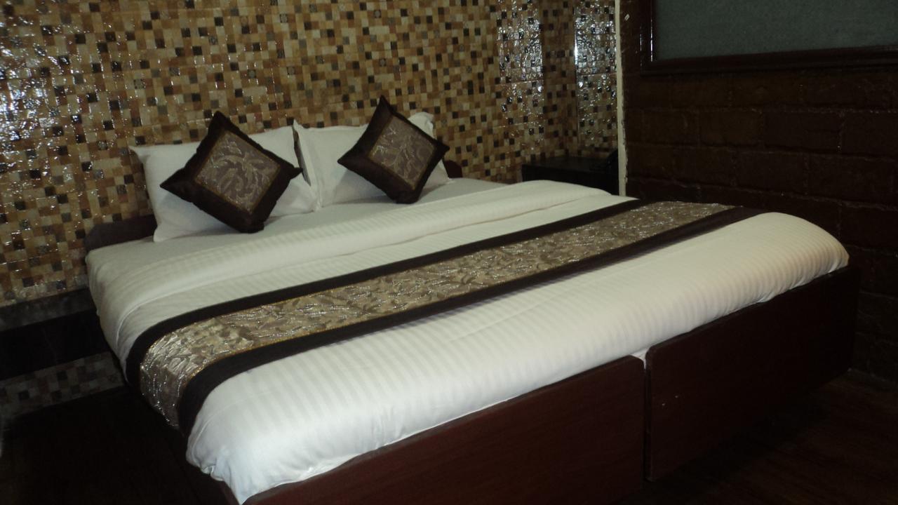 Benazeer Hotel Mumbai Exterior photo