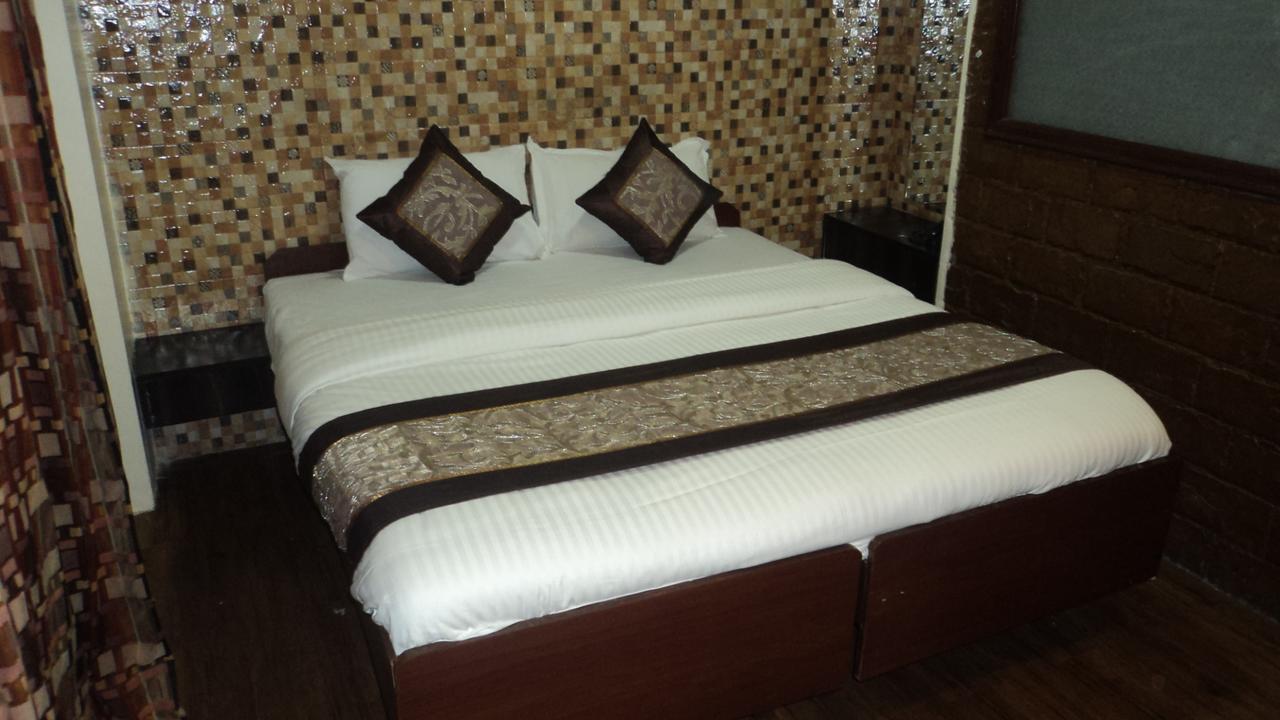 Benazeer Hotel Mumbai Exterior photo