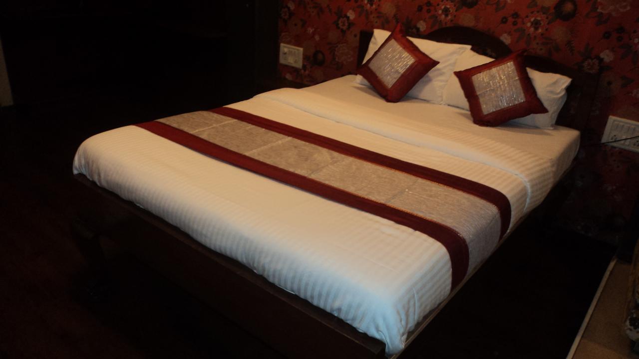Benazeer Hotel Mumbai Exterior photo
