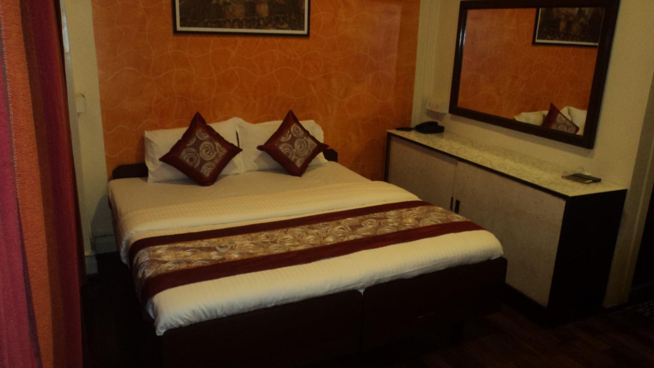 Benazeer Hotel Mumbai Exterior photo