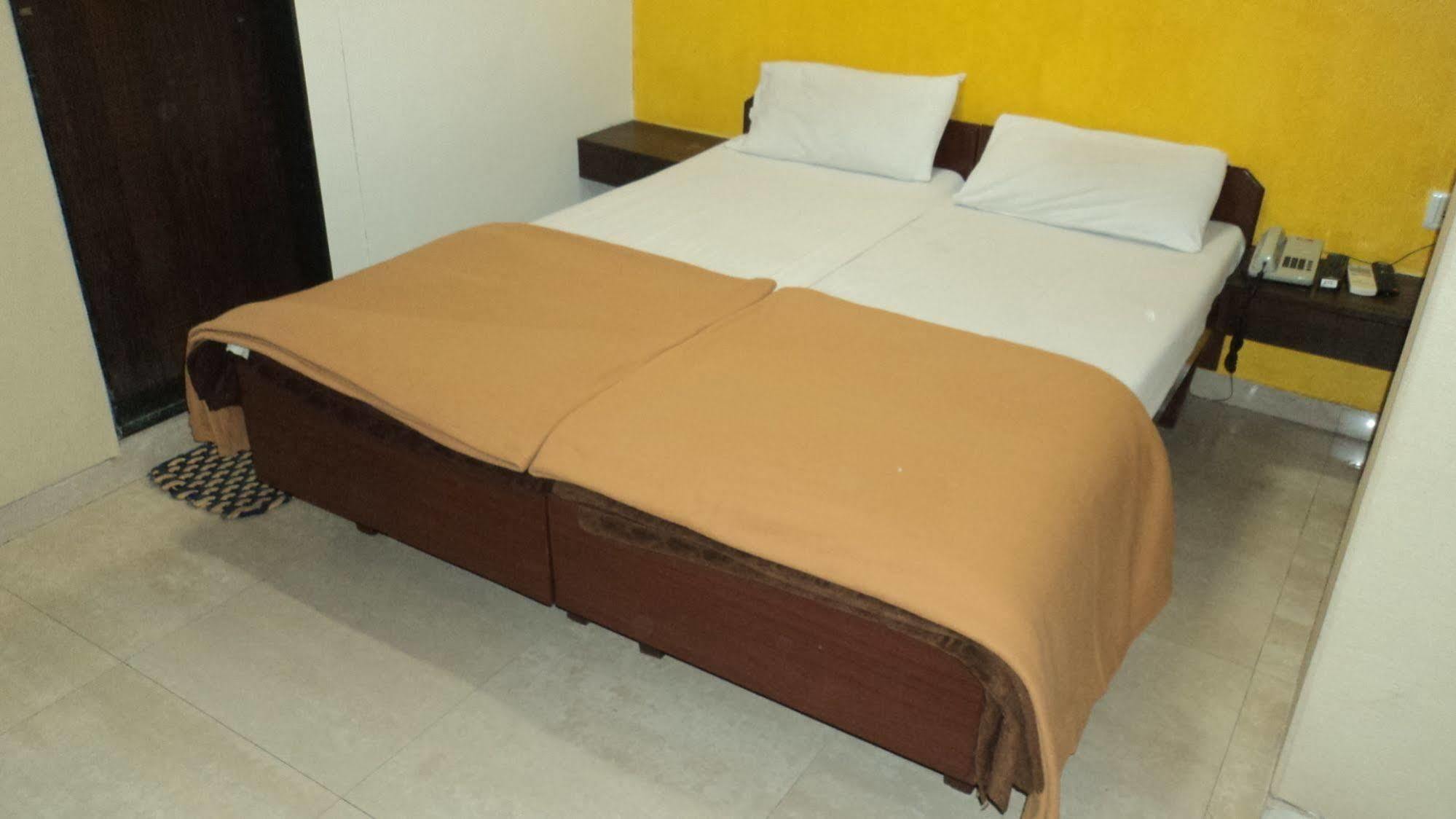 Benazeer Hotel Mumbai Exterior photo