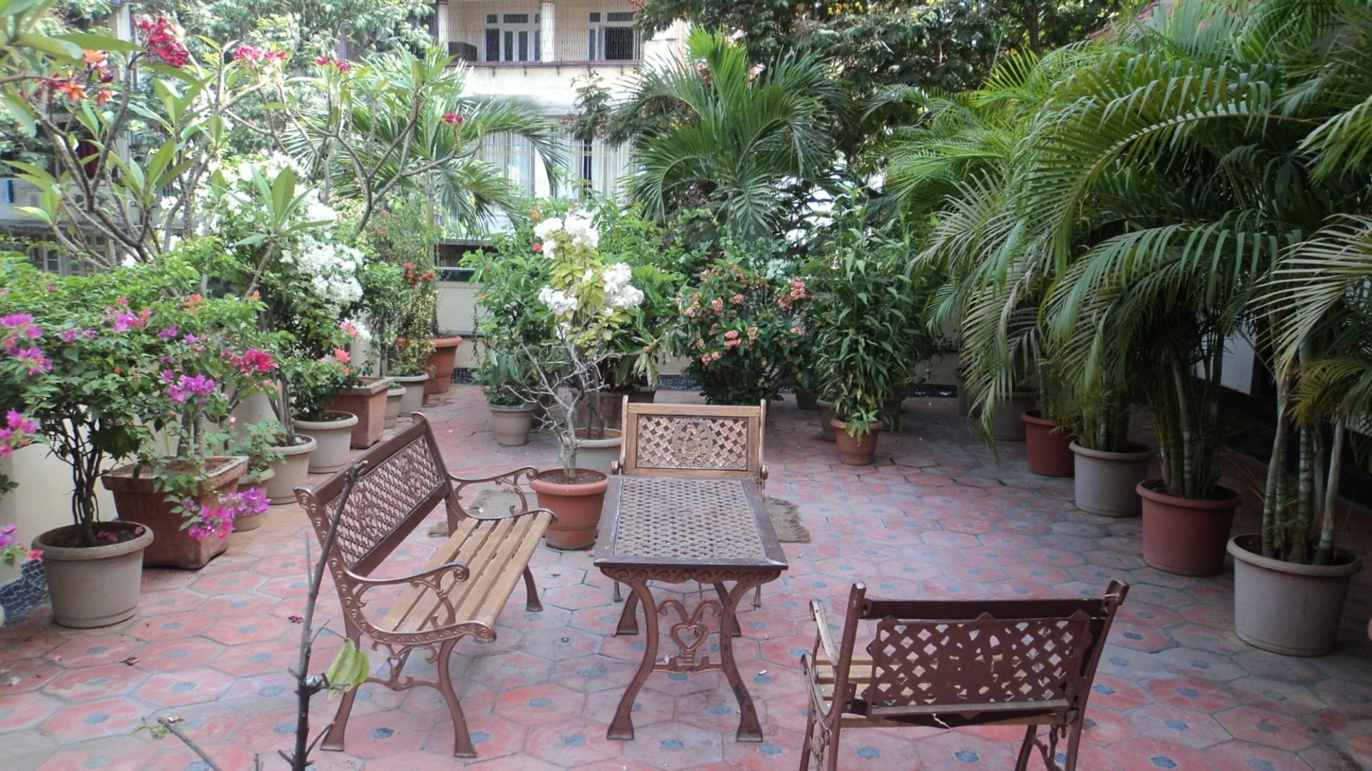 Benazeer Hotel Mumbai Exterior photo